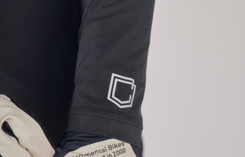 JERSEY COMMENCAL LIGHTECH MANGA LARGA CORPORATE BLACK - Imagen 6